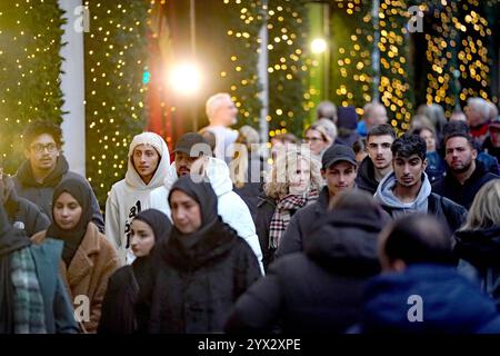 Dateifoto vom 22./12/23 von Einkäufern, die Selfridges in der Oxford Street, im Zentrum von London, vor Weihnachten passieren. Das Vertrauen der Verbraucher blieb im Dezember unter der "anhaltenden, unwohlwollenden Sicht auf die allgemeine Wirtschaftslage des Vereinigten Königreichs" unterdrückt, so eine Umfrage. Der langjährige Verbrauchervertrauensindex der GfK stieg im Dezember um einen Punkt auf minus 17, da die Prognosen für die persönlichen Finanzen um ein bis drei Punkte über dem Vorjahreszeitraum lagen. Ausgabedatum: Freitag, 13. Dezember 2024. Stockfoto