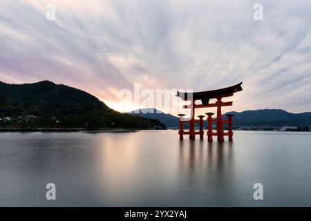 Panoramablick auf das Torii-Tor des Itsukushima-Schreins bei Miyajima in Hiroshima zur magischen Stunde. Übersetzung: „Itsukushima-Schrein“ Stockfoto