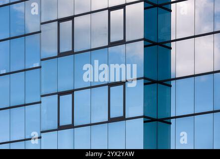 Städtisches Gebäudekonzept, Blick von unten auf den modernen Wolkenkratzer im Geschäftsviertel. Gebäude Glasfenster, Downtown Gegend. Stockfoto