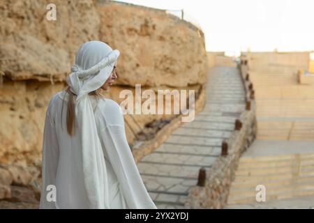 Porträt einer schönen Frau in arabischer Kleidung in Ägypten bei Sonnenuntergang. Stockfoto