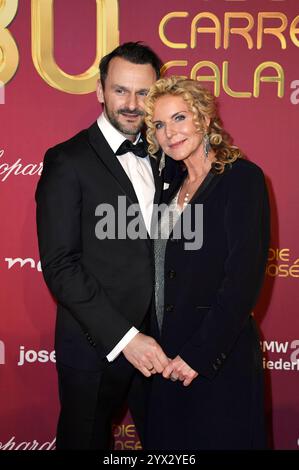 Victoria Herrmann mit Ehemann David Böthig bei der 30. JosÃ Carreras Gala 2024 in der Medienstadt Leipzig. Leipzig, 12.12.2024 *** Victoria Herrmann mit Ehemann David Böthig bei der JosÃ Carreras Gala 30 2024 in der Medienstadt Leipzig Leipzig, 12 12 2024 Foto:XF.xKernx/xFuturexImagex carreras 4282 Stockfoto