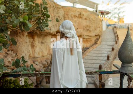 Porträt einer schönen Frau in arabischer Kleidung in Ägypten bei Sonnenuntergang. Stockfoto