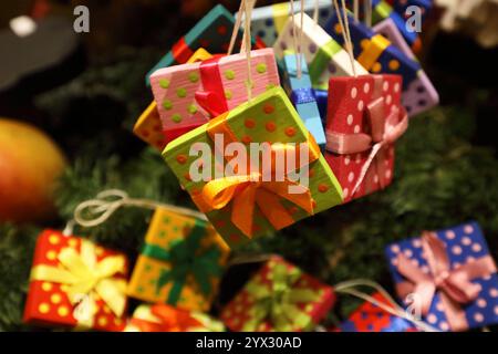 Kleine Weihnachtspäckchen - Weihnachtszeit - Rhön-Grabfeld, Deutschland, Deutschland, 29.11.2024 - hübsch verpackte bunte Dekoweihnachtspäckchen zum bevorstehenden Weihnachtsfest. *** Kleine Weihnachtspakete Weihnachtszeit Rhön Grabfeld, Deutschland, Deutschland, 29 11 2024 wunderschön verpackte bunte Deko-Weihnachtspakete für die kommende Weihnachtszeit Stockfoto