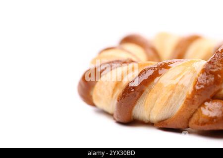 Frisch gebackene Brezel. Nahaufnahme. Weißer Hintergrund. Stockfoto