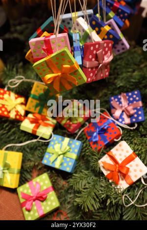 Kleine Weihnachtspäckchen - Weihnachtszeit - Rhön-Grabfeld, Deutschland, Deutschland, 29.11.2024 - hübsch verpackte bunte Dekoweihnachtspäckchen zum bevorstehenden Weihnachtsfest. *** Kleine Weihnachtspakete Weihnachtszeit Rhön Grabfeld, Deutschland, Deutschland, 29 11 2024 wunderschön verpackte bunte Deko-Weihnachtspakete für die kommende Weihnachtszeit Stockfoto