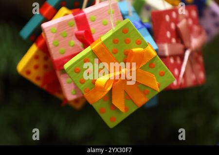 Kleine Weihnachtspäckchen - Weihnachtszeit - Rhön-Grabfeld, Deutschland, Deutschland, 29.11.2024 - hübsch verpackte bunte Dekoweihnachtspäckchen zum bevorstehenden Weihnachtsfest. *** Kleine Weihnachtspakete Weihnachtszeit Rhön Grabfeld, Deutschland, Deutschland, 29 11 2024 wunderschön verpackte bunte Deko-Weihnachtspakete für die kommende Weihnachtszeit Stockfoto