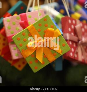 Kleine Weihnachtspäckchen - Weihnachtszeit - Rhön-Grabfeld, Deutschland, Deutschland, 29.11.2024 - hübsch verpackte bunte Dekoweihnachtspäckchen zum bevorstehenden Weihnachtsfest. *** Kleine Weihnachtspakete Weihnachtszeit Rhön Grabfeld, Deutschland, Deutschland, 29 11 2024 wunderschön verpackte bunte Deko-Weihnachtspakete für die kommende Weihnachtszeit Stockfoto