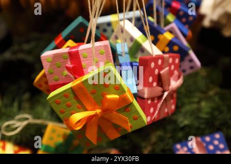 Kleine Weihnachtspäckchen - Weihnachtszeit - Rhön-Grabfeld, Deutschland, Deutschland, 29.11.2024 - hübsch verpackte bunte Dekoweihnachtspäckchen zum bevorstehenden Weihnachtsfest. *** Kleine Weihnachtspakete Weihnachtszeit Rhön Grabfeld, Deutschland, Deutschland, 29 11 2024 wunderschön verpackte bunte Deko-Weihnachtspakete für die kommende Weihnachtszeit Stockfoto