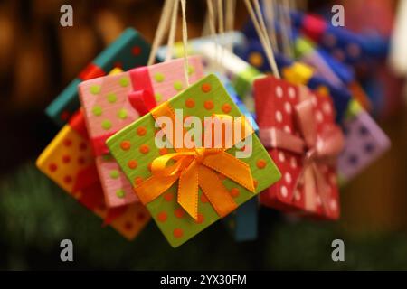 Kleine Weihnachtspäckchen - Weihnachtszeit - Rhön-Grabfeld, Deutschland, Deutschland, 29.11.2024 - hübsch verpackte bunte Dekoweihnachtspäckchen zum bevorstehenden Weihnachtsfest. *** Kleine Weihnachtspakete Weihnachtszeit Rhön Grabfeld, Deutschland, Deutschland, 29 11 2024 wunderschön verpackte bunte Deko-Weihnachtspakete für die kommende Weihnachtszeit Stockfoto