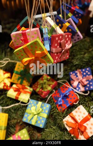 Kleine Weihnachtspäckchen - Weihnachtszeit - Rhön-Grabfeld, Deutschland, Deutschland, 29.11.2024 - hübsch verpackte bunte Dekoweihnachtspäckchen zum bevorstehenden Weihnachtsfest. *** Kleine Weihnachtspakete Weihnachtszeit Rhön Grabfeld, Deutschland, Deutschland, 29 11 2024 wunderschön verpackte bunte Deko-Weihnachtspakete für die kommende Weihnachtszeit Stockfoto