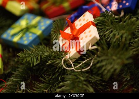 Kleine Weihnachtspäckchen - Weihnachtszeit - Rhön-Grabfeld, Deutschland, Deutschland, 29.11.2024 - hübsch verpackte bunte Dekoweihnachtspäckchen zum bevorstehenden Weihnachtsfest. *** Kleine Weihnachtspakete Weihnachtszeit Rhön Grabfeld, Deutschland, Deutschland, 29 11 2024 wunderschön verpackte bunte Deko-Weihnachtspakete für die kommende Weihnachtszeit Stockfoto