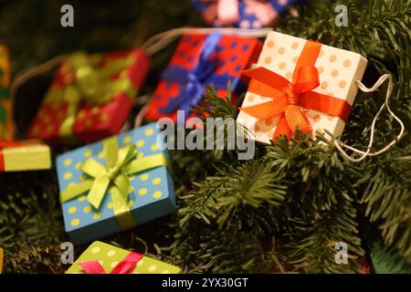 Kleine Weihnachtspäckchen - Weihnachtszeit - Rhön-Grabfeld, Deutschland, Deutschland, 29.11.2024 - hübsch verpackte bunte Dekoweihnachtspäckchen zum bevorstehenden Weihnachtsfest. *** Kleine Weihnachtspakete Weihnachtszeit Rhön Grabfeld, Deutschland, Deutschland, 29 11 2024 wunderschön verpackte bunte Deko-Weihnachtspakete für die kommende Weihnachtszeit Stockfoto