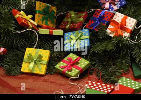 Kleine Weihnachtspäckchen - Weihnachtszeit - Rhön-Grabfeld, Deutschland, Deutschland, 29.11.2024 - hübsch verpackte bunte Dekoweihnachtspäckchen zum bevorstehenden Weihnachtsfest. *** Kleine Weihnachtspakete Weihnachtszeit Rhön Grabfeld, Deutschland, Deutschland, 29 11 2024 wunderschön verpackte bunte Deko-Weihnachtspakete für die kommende Weihnachtszeit Stockfoto