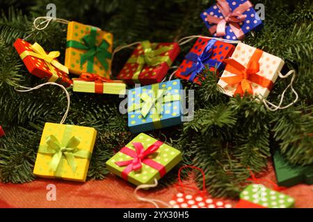 Kleine Weihnachtspäckchen - Weihnachtszeit - Rhön-Grabfeld, Deutschland, Deutschland, 29.11.2024 - hübsch verpackte bunte Dekoweihnachtspäckchen zum bevorstehenden Weihnachtsfest. *** Kleine Weihnachtspakete Weihnachtszeit Rhön Grabfeld, Deutschland, Deutschland, 29 11 2024 wunderschön verpackte bunte Deko-Weihnachtspakete für die kommende Weihnachtszeit Stockfoto