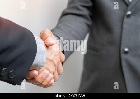 Das Geschäft schüttelt die Hände, beendet das Meeting. Erfolgreiche Geschäftsleute, die nach einem guten Deal Handschütteln. Selektiver Fokus. Stockfoto