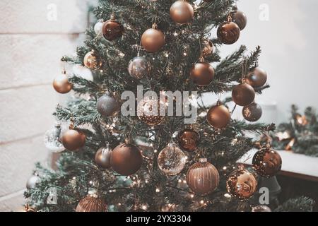 Weihnachtsbaum mit Vintage-Ornamenten Stockfoto