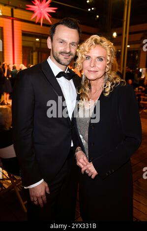 Victoria Herrmann mit Ehemann David Böthig bei der 30. JosÃ Carreras Gala 2024 in der Medienstadt Leipzig. Leipzig, 12.12.2024 *** Victoria Herrmann mit Ehemann David Böthig bei der JosÃ Carreras Gala 30 2024 in der Media City Leipzig, 12 12 2024 Foto:XF.xKernx/xFuturexImagex carreras 4464 Stockfoto