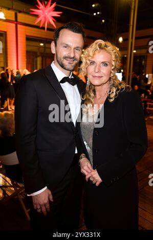 Victoria Herrmann mit Ehemann David Böthig bei der 30. JosÃ Carreras Gala 2024 in der Medienstadt Leipzig. Leipzig, 12.12.2024 *** Victoria Herrmann mit Ehemann David Böthig bei der JosÃ Carreras Gala 30 2024 in der Media City Leipzig, 12 12 2024 Foto:XF.xKernx/xFuturexImagex carreras 4465 Stockfoto