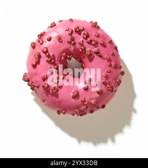 Frisch gebackener rosa Donut isoliert auf weißem Hintergrund, Draufsicht Stockfoto