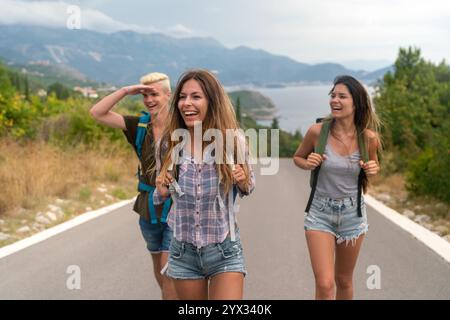 Die besten Freunde der multirassischen Welt, die draußen Spaß haben. Glückliche Freunde auf einem Roadtrip haben Spaß in den Sommerferien Stockfoto