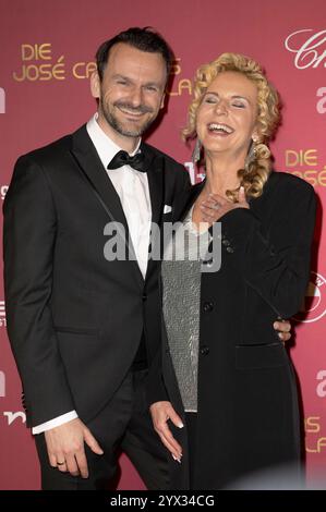 Victoria Herrmann mit Ehemann David Böthig bei der 30. JosÃ Carreras Gala 2024 in der Medienstadt Leipzig. Leipzig, 12.12.2024 *** Victoria Herrmann mit Ehemann David Böthig bei der JosÃ Carreras Gala 30 2024 in der Media City Leipzig, 12 12 2024 Foto:XM.xKremerx/xFuturexImagex carreras 4205 Stockfoto