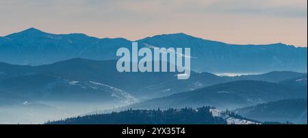 Velky Krivan und Maly Krivan in Mala Fatra in der Slowakei mit niedrigeren Hügeln auf der Vorderseite des Barania Gora Hügels in Beskid Slaski in Polen d Stockfoto