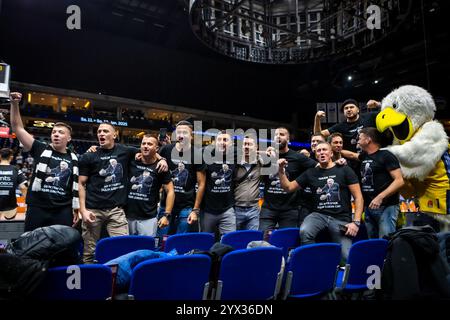 Berlin, Deutschland. Dezember 2024. Fans von Partizan Belgrad, die auf den Tribünen beim EuroLeague-Basketballspiel der Turkish Airlines zwischen ALBA Berlin und Partizan Mozzart in der Uber Arena in Berlin zu sehen waren. Quelle: Gonzales Photo/Alamy Live News Stockfoto