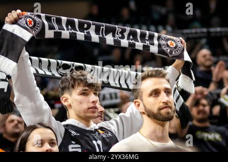 Berlin, Deutschland. Dezember 2024. Fans von Partizan Belgrad, die auf den Tribünen beim EuroLeague-Basketballspiel der Turkish Airlines zwischen ALBA Berlin und Partizan Mozzart in der Uber Arena in Berlin zu sehen waren. Quelle: Gonzales Photo/Alamy Live News Stockfoto