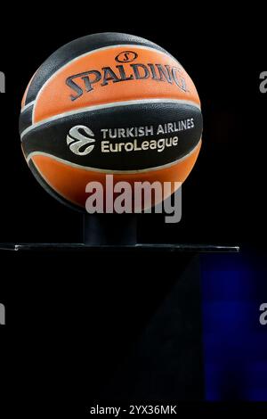 Berlin, Deutschland. Dezember 2024. Der Spielball aus Spalding ist bereit für das Turkish Airlines EuroLeague Basketballspiel zwischen ALBA Berlin und Partizan Mozzart Bet Belgrad in der Uber Arena in Berlin. Quelle: Gonzales Photo/Alamy Live News Stockfoto