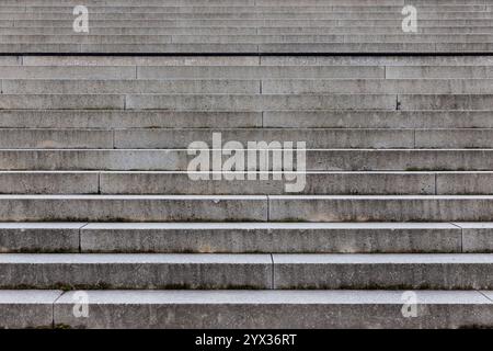 Graue Betonsteintreppen - strukturierter Hintergrund für städtische und architektonische Entwürfe Stockfoto