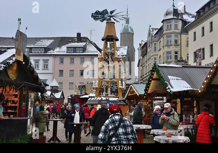 12.12.24/ der Weihnachtsmarkt in Annaberg-Buchholz ist ein Highlight der Adventszeit im Erzgebirge. Vom 29. November bis zum 23. November. Dezember 2024 verwandelt sich die Altstadt in ein festliches Winterwunderland. Gekrönt von der berühmten St. Annenkirche, bietet der Annaberger Weihnachtsmarkt eine einzigartige Atmosphäre mit über 80 liebevoll geschmückten Buden, die traditionelle erzgebirgische Handwerkskunst präsentieren. Räucherkerzen, Annaberger Faltsterne und köstliche regionale Spezialitäten freuen. Ein besonderes Highlight ist die große Marktpyramide, die Stadt-, Bergbau- und Weihnachtsgeschi Stockfoto