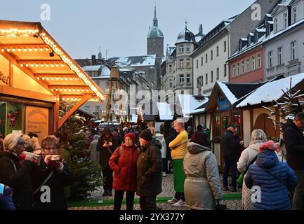 12.12.24/ der Weihnachtsmarkt in Annaberg-Buchholz ist ein Highlight der Adventszeit im Erzgebirge. Vom 29. November bis zum 23. November. Dezember 2024 verwandelt sich die Altstadt in ein festliches Winterwunderland. Gekrönt von der berühmten St. Annenkirche, bietet der Annaberger Weihnachtsmarkt eine einzigartige Atmosphäre mit über 80 liebevoll geschmückten Buden, die traditionelle erzgebirgische Handwerkskunst präsentieren. Räucherkerzen, Annaberger Faltsterne und köstliche regionale Spezialitäten freuen. Ein besonderes Highlight ist die große Marktpyramide, die Stadt-, Bergbau- und Weihnachtsgeschi Stockfoto