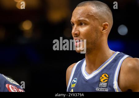 Berlin, Deutschland. Dezember 2024. Louis Olinde (19) von ALBA Berlin wurde während des Basketballspiels der Turkish Airlines EuroLeague zwischen ALBA Berlin und Partizan Mozzart in Belgrad in der Uber Arena in Berlin gesehen. Quelle: Gonzales Photo/Alamy Live News Stockfoto