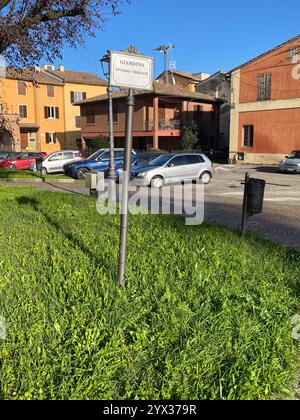 Busseto, Parma, Italien - 23. November 2024 Straßenschild mit den verdi-Gärten und dem Studio des Komponisten in busseto, italien, mit geparkten Autos und Stockfoto