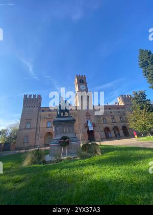 Busseto, Parma, Italien - 23. November 2024 die Statue von giuseppe verdi steht stolz vor der herrlichen Villa pallavicino, einem historischen Landhaus Stockfoto