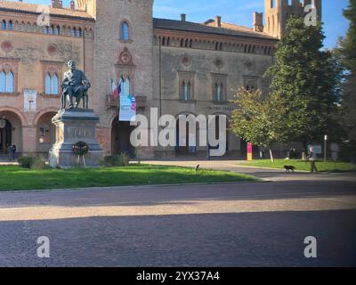 Busseto, Parma, Italien - 23. November 2024 das Theater Verdi und die Statue von giuseppe verdi in busseto, italien, erheben sich majestätisch unter einem klaren blauen Himmel. Stockfoto