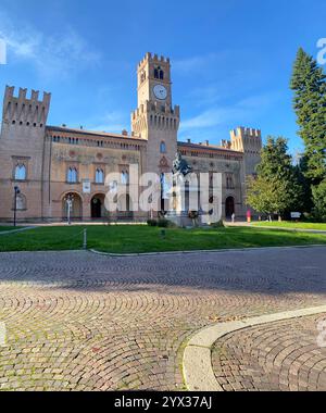 Busseto, Parma, Italien - 23. November 2024 die Villa pallavicino in busseto, italien, verfügt über einen markanten Uhrenturm und eine Statue des Komponisten giu Stockfoto