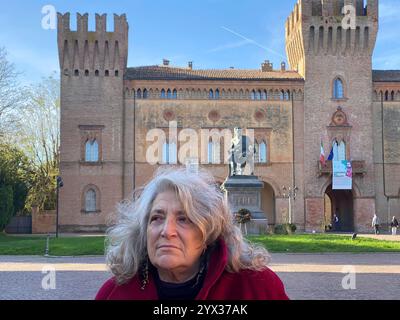 Busseto, Parma, Italien - 23. November 2024 Seniorin erkundet die historische piazza giuseppe verdi mit der Statue des berühmten Komponisten und Villa Stockfoto