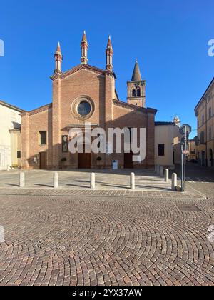 Busseto, Parma, Italien - 23. November 2024 Kopfsteinpflasterstraße, die zur Stiftskirche san bartolomeo apostolo auf der piazza giuseppe verdi führt. Bu Stockfoto