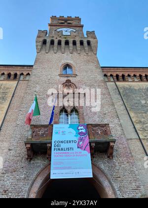 Busseto, Parma, Italien - 23. November 2024 der Palazzo orlandi befindet sich auf der piazza giuseppe verdi in busseto, emilia-romagna, italien, mit einem Banner adve Stockfoto