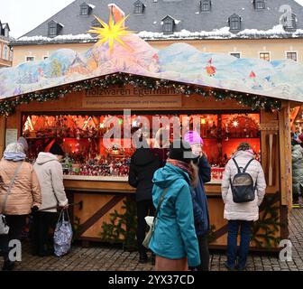 12.12.24/ der Weihnachtsmarkt in Annaberg-Buchholz ist ein Highlight der Adventszeit im Erzgebirge. Vom 29. November bis zum 23. November. Dezember 2024 verwandelt sich die Altstadt in ein festliches Winterwunderland. Gekrönt von der berühmten St. Annenkirche, bietet der Annaberger Weihnachtsmarkt eine einzigartige Atmosphäre mit über 80 liebevoll geschmückten Buden, die traditionelle erzgebirgische Handwerkskunst präsentieren. Räucherkerzen, Annaberger Faltsterne und köstliche regionale Spezialitäten freuen. Ein besonderes Highlight ist die große Marktpyramide, die Stadt-, Bergbau- und Weihnachtsgeschi Stockfoto