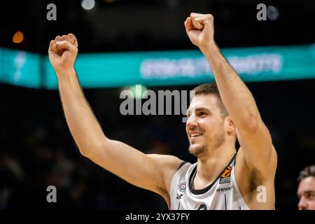 Berlin, Deutschland. Dezember 2024. Vanja Marinkovic (9) aus Partizan Belgrad, der nach dem Basketballspiel der Turkish Airlines EuroLeague zwischen ALBA Berlin und Partizan Mozzart in der Uber Arena in Berlin auf Belgrad gesetzt wurde. Quelle: Gonzales Photo/Alamy Live News Stockfoto