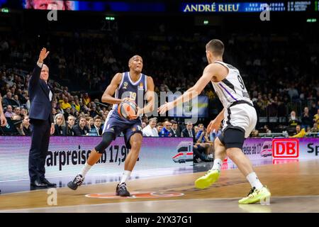 Berlin, Deutschland. Dezember 2024. Louis Olinde (19) von ALBA Berlin wurde während des Basketballspiels der Turkish Airlines EuroLeague zwischen ALBA Berlin und Partizan Mozzart in Belgrad in der Uber Arena in Berlin gesehen. Quelle: Gonzales Photo/Alamy Live News Stockfoto