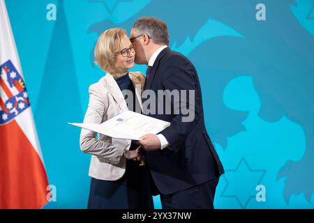 Ernennung Ministerin Thüringen 13122024 - Katja Wolf, Finanzministerin und Abgeordneter Mario Voigt Anlaesslich der neuen Brombeer-Koalition aus CD, BSW und SPD wurden die Ministerinnen und Minister in Thüringen ernannt. Erfurt Thüringer Landtag Thüringen Deutschland *** Ernennung Thüringer Minister 13122024 Katja Wolf, Finanzministerin und Abgeordneter Mario Voigt anlässlich der neuen Brombeer-Koalition aus CD, BSW und SPD wurden die Thüringer Minister zum Erfurt Thüringer Landtag Thüringen 131224 ppb-1 ernannt Stockfoto