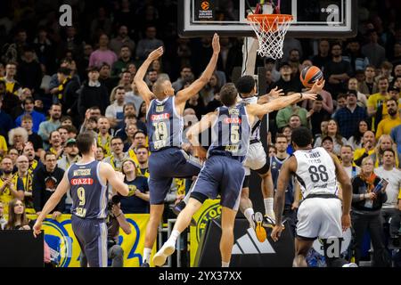 Berlin, Deutschland. Dezember 2024. Louis Olinde (19) und Yanni Wetzell (5) von ALBA Berlin und Carlik Jones (2) von Partizan Belgrad während des Basketballspiels der Turkish Airlines EuroLeague zwischen ALBA Berlin und Partizan Mozzart in der Uber Arena in Berlin. Quelle: Gonzales Photo/Alamy Live News Stockfoto