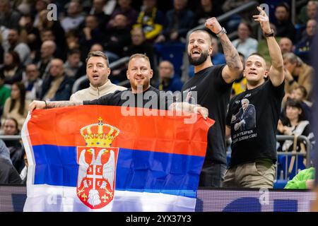 Berlin, Deutschland. Dezember 2024. Fans von Partizan Belgrad, die auf den Tribünen beim EuroLeague-Basketballspiel der Turkish Airlines zwischen ALBA Berlin und Partizan Mozzart in der Uber Arena in Berlin zu sehen waren. Quelle: Gonzales Photo/Alamy Live News Stockfoto