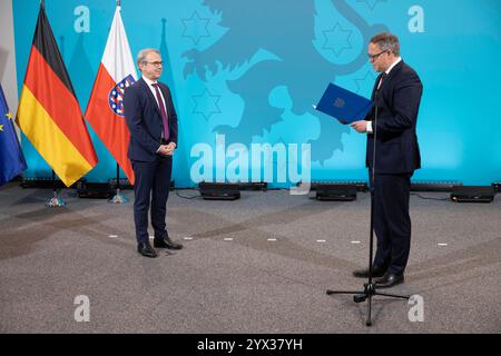 Ernennung von Minister Thüringen 13122024 – Georg Maier, Innenminister und Abgeordneter Mario Voigt Anlaesslich der neuen Brombeer-Koalition aus CD, BSW und SPD wurden die Ministerinnen und Minister in Thüringen ernannt. Erfurt Thüringer Landtag Thüringen Deutschland *** Ernennung Thüringer Minister 13122024 Georg Maier, Innenminister und Abgeordneter Mario Voigt anlässlich der neuen Brombeer-Koalition aus CD, BSW und SPD wurden die thüringischen Minister zum Erfurt Thüringer Landtag Thüringen 131224 ppb-8 ernannt Stockfoto