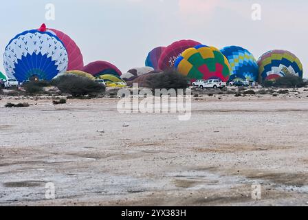 QATAR BALLOON FESTIVAL 2024 Teilnehmer bereiten während des Qatar Balloon Festival 2024 in Doha, Katar, am 13. Dezember 2024 einen Heißluftballon vor. Die 5. Ausgabe des Qatar Balloon Festivals fand hier vom 12. Bis 22. Dezember statt, und mehr als 50 Teilnehmer nehmen am Festival DOHA Qatar Teil Copyright: XNOUSHADx Stockfoto