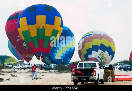 QATAR BALLOON FESTIVAL 2024 Teilnehmer bereiten während des Qatar Balloon Festival 2024 in Doha, Katar, am 13. Dezember 2024 einen Heißluftballon vor. Die 5. Ausgabe des Qatar Balloon Festivals fand hier vom 12. Bis 22. Dezember statt, und mehr als 50 Teilnehmer nehmen am Festival DOHA Qatar Teil Copyright: XNOUSHADx Stockfoto