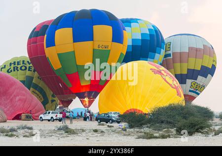 QATAR BALLOON FESTIVAL 2024 Teilnehmer bereiten während des Qatar Balloon Festival 2024 in Doha, Katar, am 13. Dezember 2024 einen Heißluftballon vor. Die 5. Ausgabe des Qatar Balloon Festivals fand hier vom 12. Bis 22. Dezember statt, und mehr als 50 Teilnehmer nehmen am Festival DOHA Qatar Teil Copyright: XNOUSHADx Stockfoto
